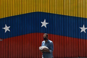 24K views · 324 reactions | Han transcurrido casi 4 meses desde que Venezuela impuso medidas de cuarentena por el covid-19, y pese al control social el número de contagios está creciendo exponencialmente. Los expertos dicen que esto coincide con la estrategia de flexibilización de las medidas impuesta por el gobierno, pero el chavismo culpa a la migración procedente de Colombia. ¿A qué crees que se debe el aumento de casos de coronavirus en Venezuela? | CNN en Español | Facebook