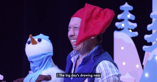 🎁 The Great Big Christmas Wrapping Disaster is in full swing — and Wish the Elf has loved welcoming so many little ones and their families! There’s been lots of giggling, festive chaos, and after a run of sold-out shows, there are still tickets left for performances later this week — grab yours while you can! 📅 Until 31 December 🎟️ Tickets from £9.50: https://www.queenshall.co.uk/whats-on/the-great-big-christmas-wrapping-disaster Trailer credit: Von Fox Promotions Visit Hexham | Hexham Town C