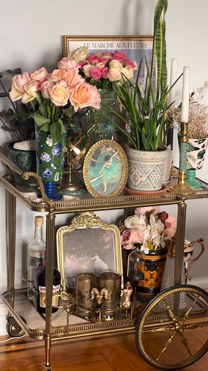 An antique bar cart is one of my favorite ways to bring character into a space. There’s something about mixing old-world charm with modern pieces that makes a room feel intentional, collected, and lived-in. Today I styled mine with a blend of vintage glassware, thoughtful textures, and a few little luxuries that make hosting feel effortless. Layers, height, and a touch of sparkle always make a bar cart feel complete — but the real magic is in choosing pieces that tell your story. ✨🍸 | Bergdorf 