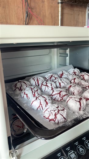 Baking Red Velvet Crinkles: A Sweet Treat!