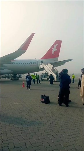 airplane in uae airport #youtubeshorts #airplane