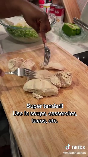 The secret way to boil PERFECT chicken breasts, the right way!💫 #cookingtips #chickenbreasts #easycookingtips #howtocookchicken #cookinghacks
