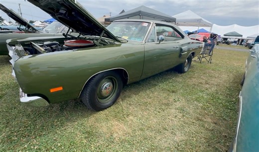 1969 Dodge Super Bee with a 426 Hemi engine (425 H.P. & 490 lb. ft.). | Ultimate Muscle Cars