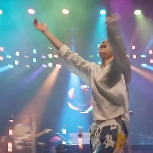 19K views · 828 reactions | I am SO excited about this. My first ever full concert film - live from a sold-out Coliseu dos Recreios in Lisbon, July 29th 2022, will be streaming live on YouTube on Wednesday at 8pm UK time. I’ll be hosting a live video Q&A to boot. Come hang!!! https://youtu.be/uw8_DpBqenI | Jacob Collier | Facebook