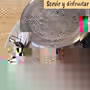 ¿Te gustan los postres pero no tienes tiempo ni ganas de complicarte? ¿Quieres sorprender a tu familia o amigos con un postre delicioso y fácil de hacer? ¿Te apetece algo dulce pero sin gluten ni harina? Entonces este vídeo es para ti. Te voy a enseñar cómo hacer el postre más rico y fácil que hayas probado con solo 3 ingredientes y en 5 minutos al estilo Golosolandia. Música: Título: Ruby Red Artista: bldgs Enlace: https://business.facebook.com/creatorstudio/?tab=fm_sound_collection&sound_colle