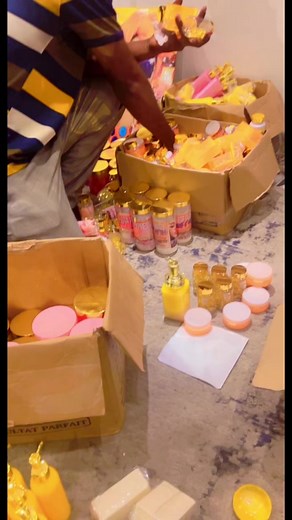 1.5K views · 44 reactions | ACHAT EN GROS ET DÉTAILS EXPÉDITION PARTOUT DANS LE MONDE  AVEC 50a 100 % DE BÉNÉFICE 00237 699657459 WATTSAPP | PDG de Luxe SBC | Facebook