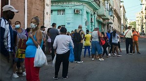 Las colas, el viacrucis que consume en vida a los cubanos a 63 años de la revolución