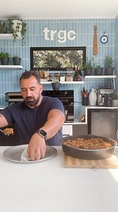 ΚΑΛΑΜΑΡΙΑ ΓΕΜΙΣΤΑ ΥΛΙΚΑ 4 μεγάλα καλαμάρια ή 10 μέτρια 2 ντοματες μέτριες πολύ ώριμες 1 κρεμμύδι ξερο 5 κρεμμυδάκια φρέσκα 1 φινόκιο 1 πράσο το άσπρο μέρος 3 σκελίδες σκόρδο 1/2 ματσάκι άνηθο 1/2 ματσάκι μαϊντανό 1/2 ματσάκι δυοσμο 70 ml ελαιόλαδο αλάτι πιπέρι 1 κγ πάπρικα 1 κγ εστραγκόν ξερο ή φρέσκο 200γρ ρύζι για ριζότο 1 σφηνάκι ούζο 200ml νερό ΓΙΑ ΤΗΝ ΣΑΛΤΣΑ 2 κγ τομάτα πολτό 400γρ χυμό τομάτας ή σαλτσα φρέσκιες ώριμης ντομάτας 200ml νερό λίγο λάδι αλατι πιπέρι 1 κγ πάπρικα 1 κγ εστραγκόν Μ