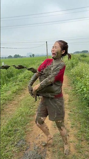 Girl Gets Splashed With Mud, Screams in Panic 😱💔 #streetincident #viralvideo