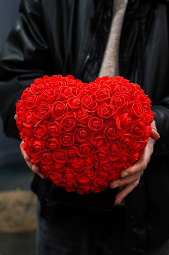 Fleuriste Le Vésinet - Les Fleurs d’Inès on Instagram: "J-2 avant la fête des amoureux… ❤️ La boutique commence doucement à se remplir de roses rouges, de bouquets passionnés et d’idées cadeaux pour faire battre les cœurs ✨ Que vous soyez du genre à vous y prendre à l’avance, pensez à réserver votre bouquet préféré dès maintenant ! Nos créations sont disponibles en boutique, en retrait ou en livraison, et vous pouvez aussi commander directement sur notre site ou par téléphone 🌹 📍 8 Pl. de l’Ég