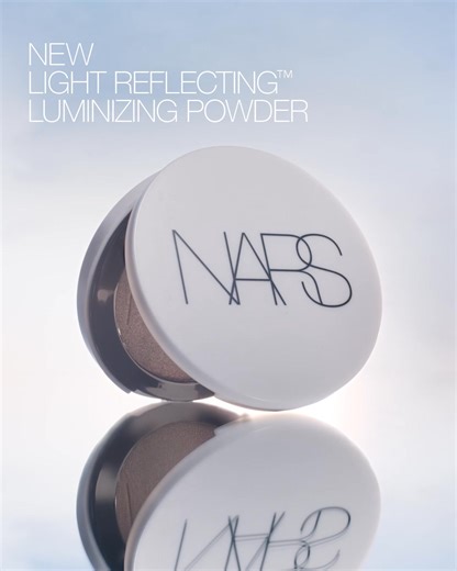 ✨ เปล่งประกายทุกองศา ✨ NEW LIGHT REFLECTING™ LUMINIZING POWDER จาก NARS ช่วยเพิ่มความเปล่งประกายในทุกจุดที่ต้องการความโดดเด่นเป็นพิเศษ พร้อมเทคโนโลยี LIGHT REFLECTING™ COMPLEX ที่ช่วยให้ผิวเล่นแสงสวย ด้วยฟินิชแบบซอฟต์โฟกัส ช่วยเบลอรูขุมขนและริ้วรอยอย่างเป็นธรรมชาติ 💧 กันน้ำ กันเหงื่อ ติดทนยาวนาน 10 ชั่วโมง 🌿 ผสานสารบำรุงจาก Golden Seaweed และ Natural Mica ช่วยปลอบประโลมผิวเผยผิวดูเรียบเนียน พร้อม 5 เฉดสีให้เลือกในแพ็กเกจจิ้งแบบรีฟิลได้ 🛍 ช้อปของแท้ได้ที่เคาน์เตอร์ NARS ทุกสาขา หรือออนไลน์ที่ 