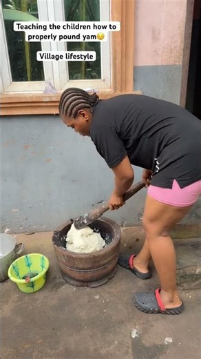 Teaching the children how to properly pound yam. Pounded yam tutorial 😂#villagelifestyle