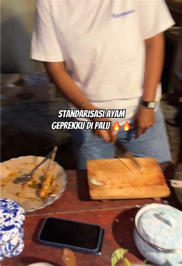 Standar ayam geprek yang saya bawa kemanapun 😭😭 Kalau dibilang ayam geprek mauku seperti ini betul betul di geprek sama sambalnya, bukan ayam krispi terus di oles sambal itumah ya ayam krispi saja namanya 🫣. Ayam geprek ini sudah jadi kesukaanku dari pertama coba tahun 2020. Sempat tidak jualan dan berpindah-pindah dari Bora, Biromaru, Alhamdulillah skrng dia so stay dalam Kota Palu semoga dia so te pindah pindah ee apalagi tutup 😭😭 Kalau kata ownernya semua masakannya dibuat dengan cinta b