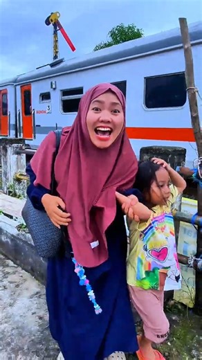 Mama Riska Vlog Anterin Sekolah Rafisqy Incess Squidgame, Mama Riska Vlog Elsa Lihat Kereta Api Tut