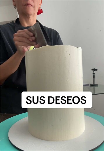 Cuesta dimensionar a veces que a miles de kilómetros alguien que viene siguiendo mi vida aquí desde que llegué a Florianópolis un día me contacté y me pida una torta porque prontito llegará a la isla y tiene pensado una sorpresa para una amiga del alma. Y por si fuera poco llega con regalitos incluidos. Algo que sabe que vas a amar y vas a aprovechar a full (Dulce de leche argentino y unos picos maravillosos para decorar 🥹) A lo largo de este casi año y medio he acompañado unos 20 festejos en d