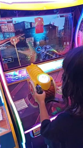 Tembak teruuussss!!! seruu banget pokoknya kalau sudah di studio game