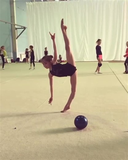 𝐅𝐥𝐞𝐱𝐢𝐛𝐢𝐥𝐢𝐭𝐲 𝐏𝐥𝐚𝐧𝐞𝐭 🌎🤸🏻‍♀️ on Instagram: "So sorry for not posting, back like i never left 😏 #flexibilityplanet #flexible #flexibility #stretching #stretch #rhythmicgymnastics #rhythmic #gymnastics #gimnasiaritmica #gimnasia #ritmica #flexiblepeople #rg (credit: @samara_starstart )"