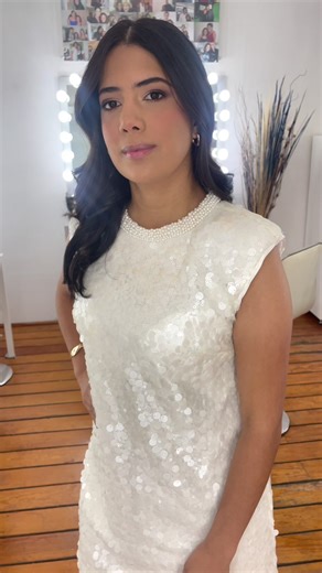 Trabajo un estilo natural, fresco y elegante, que ilumina tu rostro, define tus facciones y se ve perfecto tanto en cámara como en persona. Peinados suaves, con movimiento y armonía para que luzcas auténtica y segura en cada toma 📸 Porque verte como tú, pero en tu mejor versión, hace toda la diferencia 🤍 Agenda tu cita con anticipación. Será un honor acompañarte en este momento tan especial ✨ #maquillajeprofesional #maquillajeypeinado #maquillajeparafotografia #maquillajeparagrasuacion #maquil