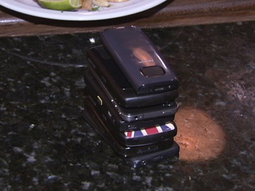 Canal F propõe 'phone stacking' em mesa de bar