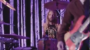 339K views · 104 reactions | Rock into the weekend with this Foo Fighters performance of "Waiting on a War" off their new album "Medicine at Midnight" on The Late Late Show with James Corden. | Paramount+ | Facebook