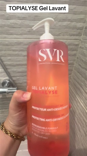 TOPIALYSE Gel Lavant est un gel nettoyant doux anti-dessèchement conçu pour les peaux sèches et sensibles. Sans savon, il nettoie efficacement tout en préservant l’hydratation de la peau, apaise les sensations d’inconfort et aide à protéger la barrière cutanée. Adapté au visage, au corps, au cuir chevelu et à l’hygiène intime, il convient à toute la famille, dès la naissance. #savon #gel #laver #douche #bain
