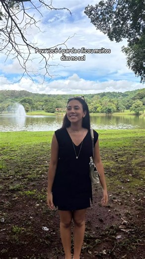 Isabelle Sales ⋆ Lifestyle & Beleza on Instagram: "Pegar um sol faz bem, dá energia, melhora o humor e eleva a autoestima ☀️ Mas sempre com proteção, viu? Sim, eu usei protetor solar e não, não tive insolação 😂 só pego cor muito fácil 🤞🏼 Protetor fator 50 e as vezes 30 no corpo e no rosto 50/70, todos os dias. Usei bronzeador junto pra acelerar o estímulo das minhas melaninas 🤪 Além disso hidrato a pele diariamente pra não ficar enrugada e sempre utilizo Sabonete líquido Hidratante para mant