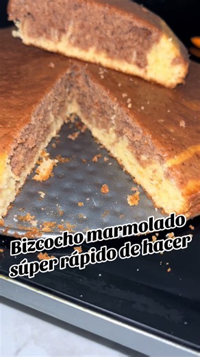 BIZCOCHO MARMOLADO 🥰 INGREDIENTES 100gr azúcar 2 huevos 75 ml aceite 200 gr harina 1 cdta polvo de hornear 1 pizca de sal 80 ml de leche 20 gr cacao 30 ml de leche para el cacao Horno a 170 grados y unos 35 min 45 min ir pinchando para saber cuando está listo #comidafacil #bizcocho #darmegusta #critikarme #recetastiktok