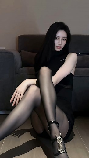 陈雅欣 on Instagram: "When elegance turns into temptation… would you dare to look twice? 🖤 優雅之下，暗藏誘惑… 你敢再看一眼嗎？🖤 #fashion #ootn #highheels #glam #goddess #blackdress #legsfordays #luxurylife #nightout #styleinspo #femmefatale #chicstyle #modelvibes #blackstockings #ysl"