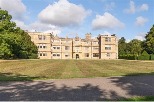 How would you living in this Milton Keynes stately home - for £645,000? Flick through our gallery to see inside