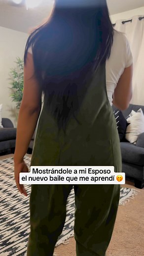 Mostrándole a mi Esposo el nuevo baile que me aprendí 🤭 #viral #trending #challenge #prodbycpkshawn #dance #couples #funny #husbandandwife #relationship #parejas #humor #marriedlife #familia #marriedlife | La Familia Reale