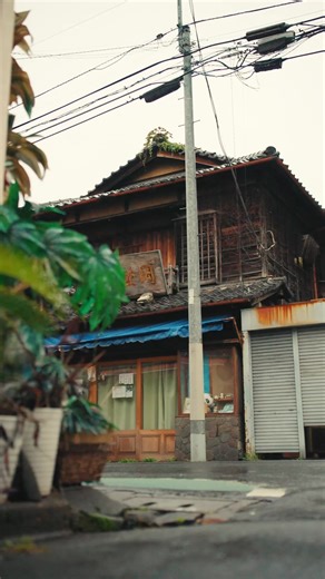 A fan and ALPAKA favorite. The Metro Crossbody in Japan. Only at alpakagear.com | ALPAKA