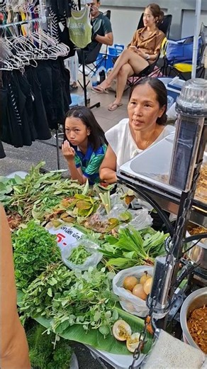 Trat Street Food Paradise: What Everyone is Eating Tonight! 🍤🔥