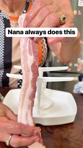 Nana always cooks her bacon in the microwave, no mess no frying 🥓 #bacon #microwave #breakfasttime