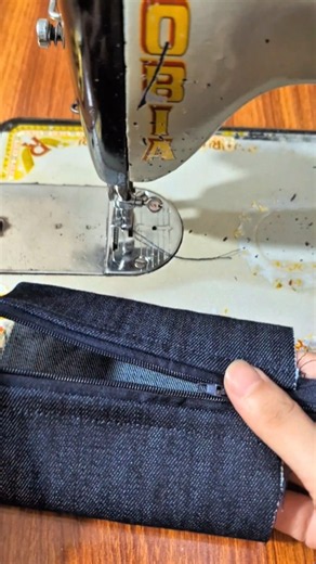 Sew bag zippers neatly and easily with this simple sewing tip! ✨#SewingTips #BagMaking #ZipperSewing