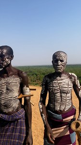 Art in flesh and spirit – a Karo warrior adorned in the sacred language of body painting. #omovalley #KaroTribe #Deguomovalleytour #LandOfOrigins #VisitEthiopia #travelblogger #africa #unique #SeeAfrica #reelsfbシ #travelgram #offroad | Degu Hable Tekle Tekle