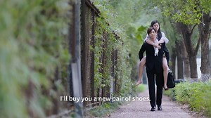 Cinderella, jealous, avoided the CEO. Unexpectedly tripped and fell, and the CEO picked her up to comfort her!|灰姑娘吃醋故意躲著霸總沒想到卻摔倒，霸總二話不說就抱起灰姑娘安慰她 #赵露思 #王以纶 #最动听的事 #ZhaoLusi #zhaolusi #chinesegirl #sweetgirl #chinese #chinesedrama #Rosy #情侣 #ihearyou #中国电视剧 #ChineseDrama #cdrama #ZhaoLusi #lovelikethegalaxy #fyp #rosyzhao | 一起追剧吧