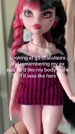 Had completely blocked this out my memory till now 🫩 btw I love g3 draculaura I’m not hating on g3 🫶 #monsterhighdolls #monsterhigh #draculaura #monsterhighgen3