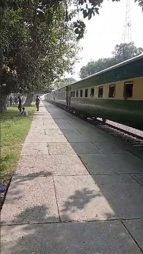 loud horns of running train whole passing Murad Kay railway station#train#trainSignal#like train#