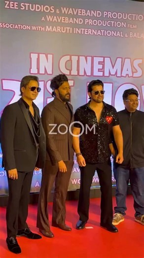 The stars of Mastiii 4 — Vivek Oberoi, Riteish Deshmukh, and Aftab Shivdasani — were the center of attention at the film’s premiere. Bollywood Movie, Zoom Papz, Mastii 4 Cast | Zoom TV