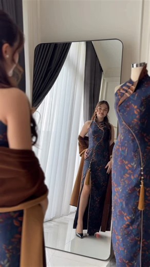 Sognáre /so’ɲare/ | worldwide shipping 🌏 on Instagram: "Complete the look with our signature velvet scarf for, available in 3 color options for Jia Li qipao ; mustard, maroon and blue 🤍✨"