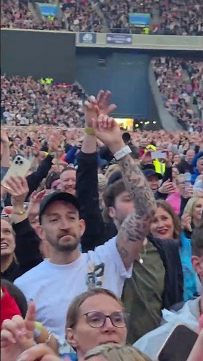 Robbie Williams Let Me Entertain You Britpop Tour Debut - Edinburgh Scotland 5-31-25