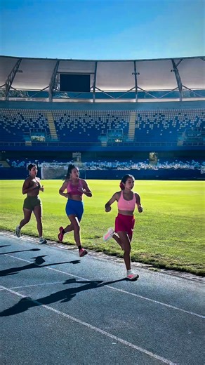 Kine Claudio Sanhueza Roa | Coach Endurance | T. Runner on Instagram: "🏟️Pista de Sábado para las chicas‼️ ✅Porque la mejor cita que pueden tener es con ustedes mismas y sus objetivos 🧠 🔺Menú de hoy; 1x2000 en 4’40”/km pasando el 400mts en 1’52” 8x400 pasando la vuelta en 1’35” 🧠🔥 Otra semana ganada para las chicas 🧠 Que grupo que están formando 🥺🙌🏾 #runner #running #deportes #chilegram"