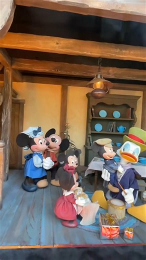 Cannot wait for the “Mickey’s Christmas Carol” windows to appear again on Main Street U.S.A. in Magic Kingdom 🎄 Absolutely my favorite thing each holiday season at Walt Disney World! 📕 | Doctor Disney