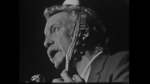 Elle est à toi, cette chanson, Toi, l'hôtesse qui, sans façon, M'as donné quatre bouts de pain Quand dans ma vie il faisait faim ♫♪ - "Chanson pour l'Auvergnat", ici en live à Bobino accompagné de Pierre Nicolas 🎧Version album : https://GeorgesBrassens.lnk.to/ChansonPourLAuvergnatFP | Georges Brassens