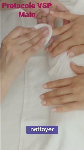 Protocole complet pour une manucure express avec pose de vernis semi-permanent.