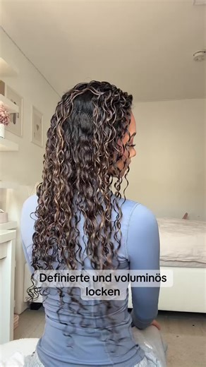 Schritt-für-Schritt Anleitung für voluminöse Locken