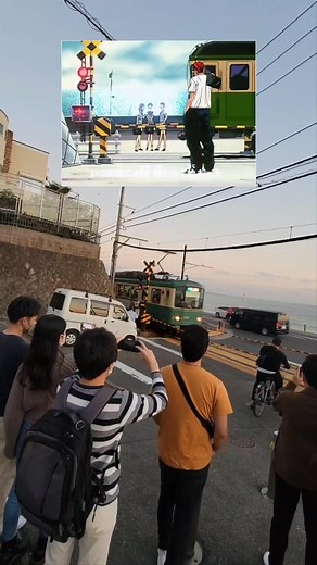 The famous railroad crossing in the Slam Dunk anime opening #slamdunk #slamdunkanime #hanamichi #花道 #hanamichisakuragi #花道桜木 #kamakura #鎌倉 #enoshima #江ノ島 #train #japantrain #japantravel #traveljapan #tiktokjapan #tiktokphilippines #traveltiktok #pinoyinjapan