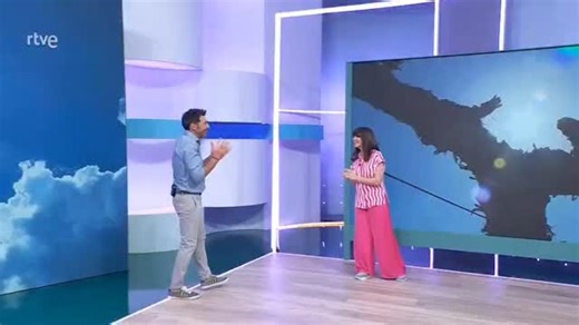 🌞✨ ¿De qué color es el Sol? @isabelisamoren nos lo explica, atentos 👀. Aunque creas que es amarillo o naranja, en realidad el Sol es blanco porque emite todos los colores a la vez 🌈. Entonces… ¿por qué lo vemos naranja al amanecer o al atardecer? 🤔 Porque su luz atraviesa más atmósfera 🌍 y el aire “filtra” los tonos azules, dejando pasar los cálidos 🔴🟠🟡. Es como si la atmósfera fuese un filtro natural 😉 👉 Y tú, ¿prefieres ver el Sol salir o ponerse? 🌅🌇 | Aquí la Tierra