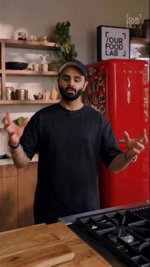 Surati recipes are on a whole different level, it’s basically a foodie’s paradise! ❤️ Aur Khausa ka naam toh suna hi hoga… our very own twist inspired by Burmese Khowsey. Imagine a rich, creamy coconut broth, slurpy boiled noodles, and a punchy garlic chutney that wakes up every taste bud 😋 It’s a classic Surati masterpiece, comforting, quirky, and absolutely irresistible. Trust me, try it once and you’ll be hooked! 😍 Comment “Surat” & i will share the full recipe in your DMs 🥰 | Your Food La