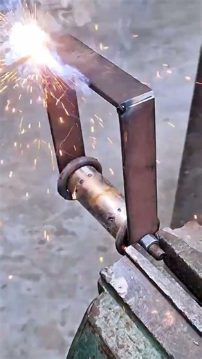 the process of making a pulley for lifting using rope #rope #process #pullet #lifting